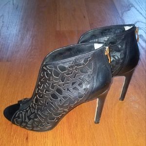 Vince camuto Kalista booties Black mesh cut out style Size 8